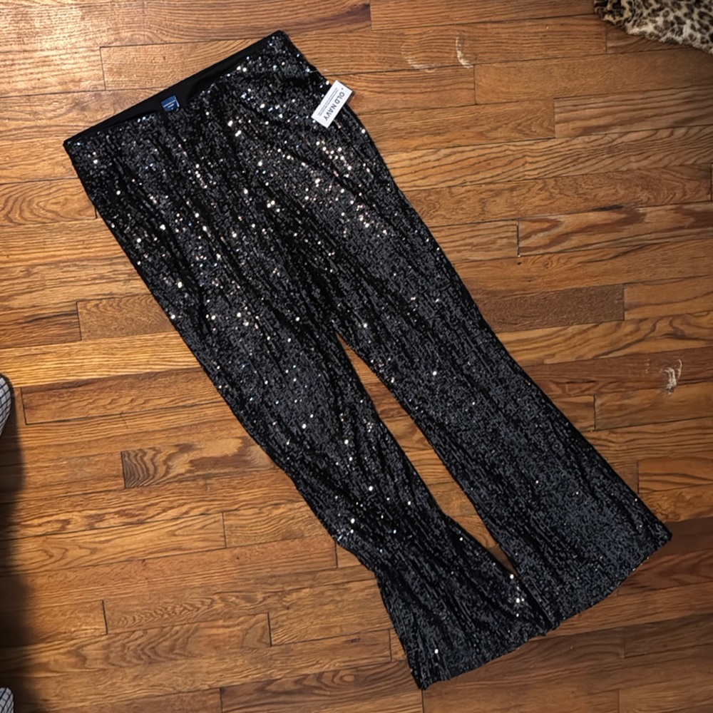 NWT! Old Navy Extra High Ride Flare Pants, Black Sequin, Size Small.